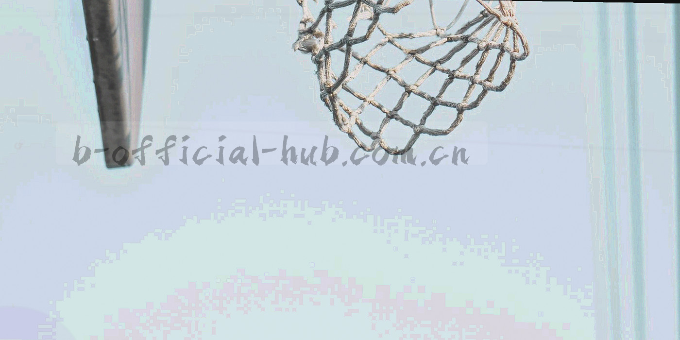 夜间灯光下的战术板网格与磁贴轮廓示意，画面无人